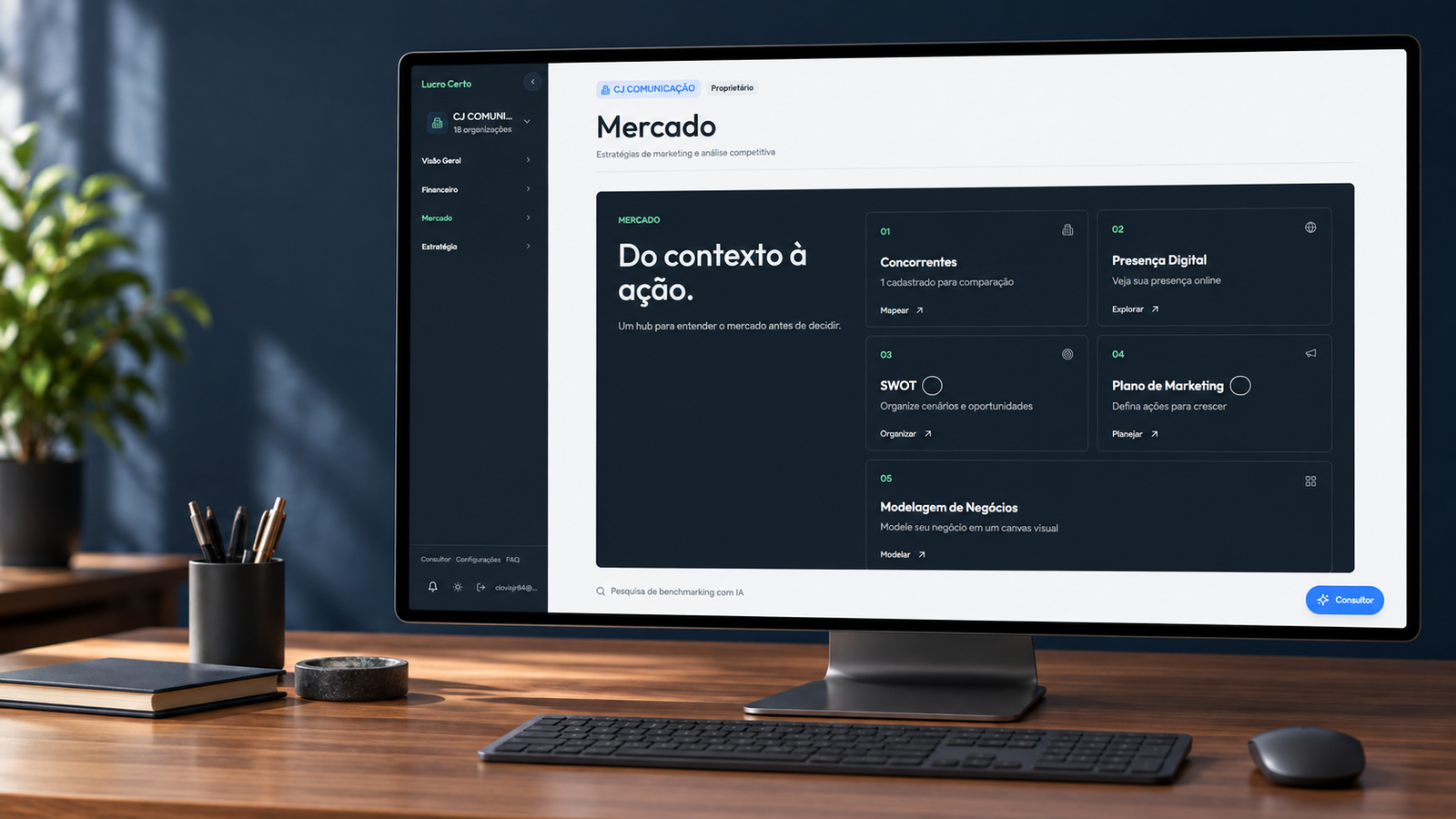 Monitor exibindo análise de mercado, concorrência, presença digital e matriz SWOT
